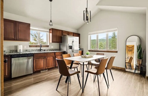 Bailey Ski Chalet | Modern Mountain Chalet - Walk to Town