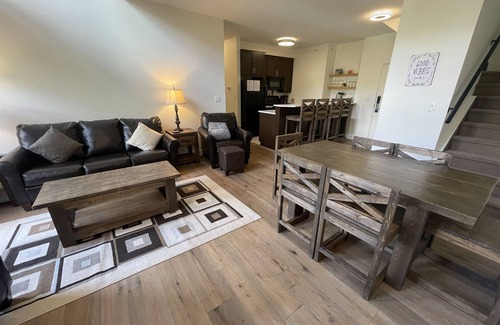 East Kootenay Condo | Modern Mountain Escape | A/C | Top Floor Privacy