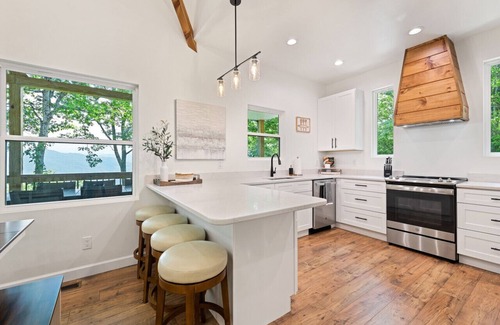 Waynesville House | Modern Mountain House with Amazing Views + Hot Tub