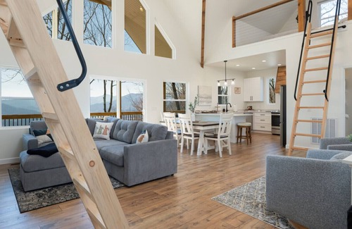 Waynesville House | Modern Mountain House with Amazing Views + Hot Tub