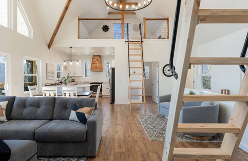 Waynesville House | Modern Mountain House with Amazing Views + Hot Tub