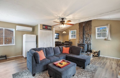 Florissant House | Modern mountain retreat! - Pet friendly - wi-fi