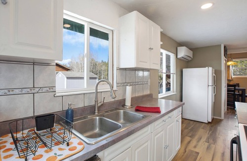 Florissant House | Modern mountain retreat! - Pet friendly - wi-fi