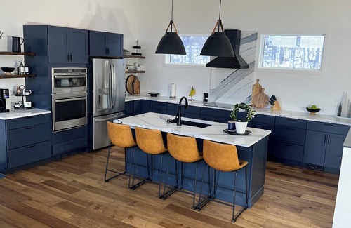 Pownal House | Modern Mountain Retreat with view 3 Bed 3.5 Bath sleeps 10 in peaceful Pownal VT