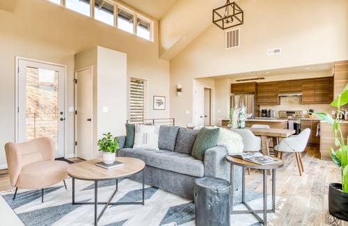 Mosier House | Modern mountain & river-view house with balcony, deck, gym, and WiFi