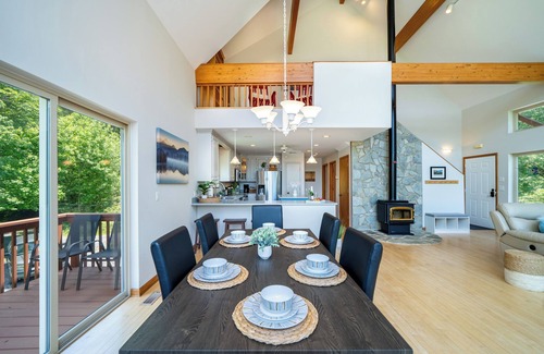 Marshall House | Modern Mountain Retreat~120acres! Pond~Boat~Trails~Playground~Whirlpool~Games!