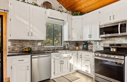 Running Springs House | Modern Mountain Treasure with free EV charger and home gymn