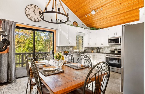 Running Springs House | Modern Mountain Treasure with free EV charger and home gymn