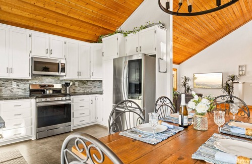 Running Springs House | Modern Mountain Treasure with free EV charger and home gymn