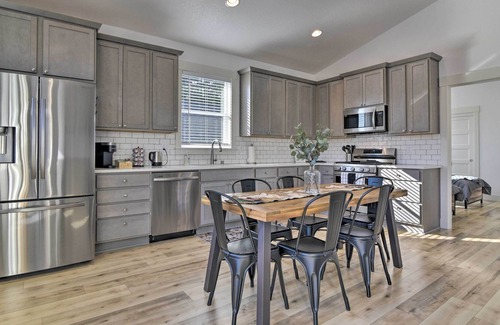 Stevenson House | Modern Mountain-View Home: Walk to Columbia River!