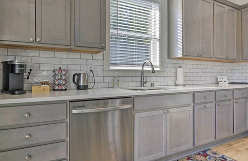 Stevenson House | Modern Mountain-View Home: Walk to Columbia River!