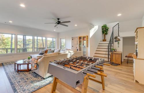 Cherry Log House | Modern Mtn Cabin with Deck and Views in Blue Ridge!