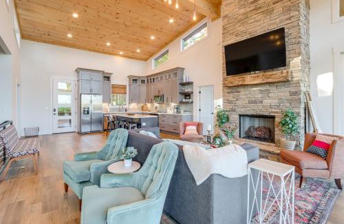 Cherry Log House | Modern Mtn Cabin with Deck and Views in Blue Ridge!