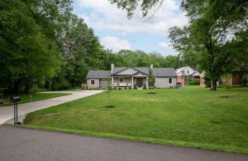 Inglewood House | Modern Music City Oasis Sauna & Spacious Yard