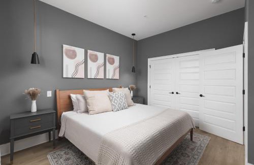 Cleveland Park Apartment | Modern Nashville Condo 5 Beds -3 Miles to Downtown