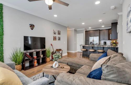 The Nations House | Modern Nations Condo - Walkable - 5 Mi Downtown