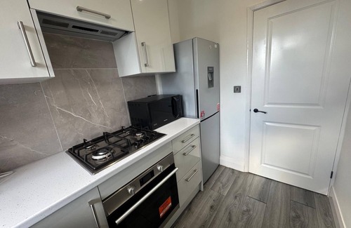 Luton Apartment | Modern New 2 Bed Apartment with Kitchen and Laundrette - Family/Couple Friendly