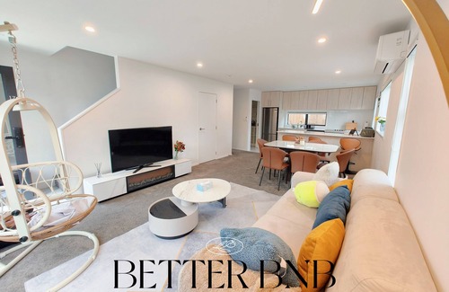 Trentham House | Modern & New 3 Beds 6 Guests