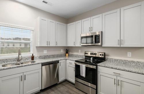 Grandville House | Modern New Build 4BR 4BA Two Condo w Garage and Patio