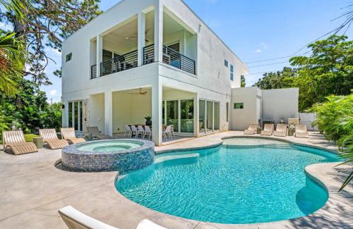Arlington Park House | Modern New Home - Private Pool, Spa, Rooftop Deck, Game Room, & More!