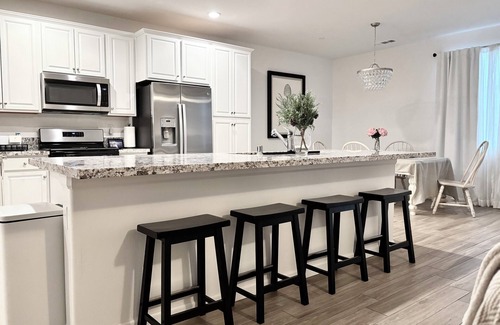 Reedley House | Modern Newly Built 3 BD with 4 beds/2 BA Home - Near 3 Nat. Parks & 3 major HWYs