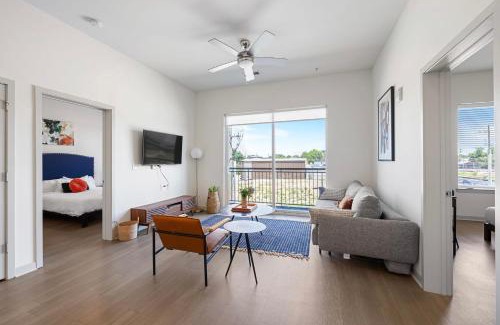Downtown Louisville Apartment | Modern Nulu 2BR CozySuites 06