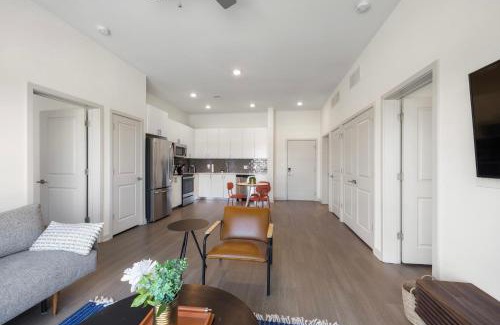 Downtown Louisville Apartment | Modern Nulu 2BR CozySuites 06
