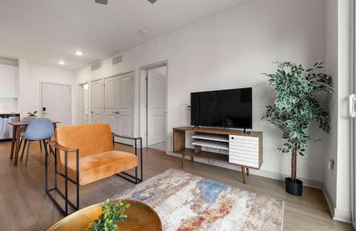Downtown Louisville Apartment | Modern Nulu 2BR CozySuites 09