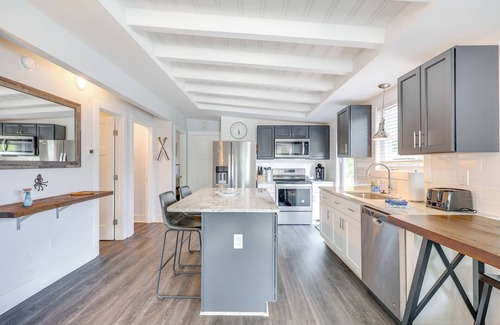 Long Beach House | Modern Oak Island Escape: 1 Mile to Long Beach!