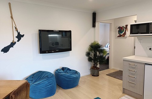 Oakura Apartment | Modern Oakura 2 Bedroom Apartment 2 mins walk to beach 5 mins walk to village