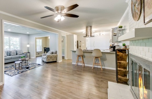 Church Street House | Modern Oasis 4-bedroom house in Jonesboro with WiFi, AC