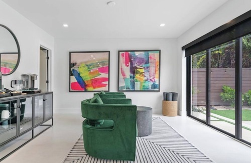 Highland Lakes House | Modern Oasis Miami - luxury rental home close to airports, beaches & shopping.