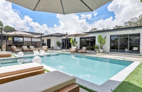 Highland Lakes House | Modern Oasis Miami - luxury rental home close to airports, beaches & shopping.