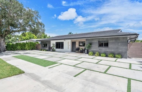 Highland Lakes House | Modern Oasis Miami - luxury rental home close to airports, beaches & shopping.