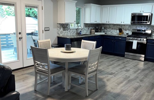 Dixie - Berryhill House | Modern Oasis! Near Airport With Tons Of Shopping!