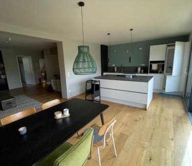 Eller Apartment | Modern oasis of peace with garden, top public transport