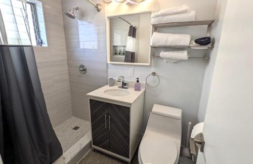 Deerfield Beach House | Modern Oasis! Walk to Beach, King Bed, Backyard & Workspace