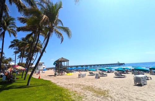 Deerfield Beach House | Modern Oasis! Walk to Beach, King Bed, Backyard & Workspace