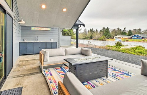 Ocean Shores House | Modern Ocean Shores Getaway with Dock!