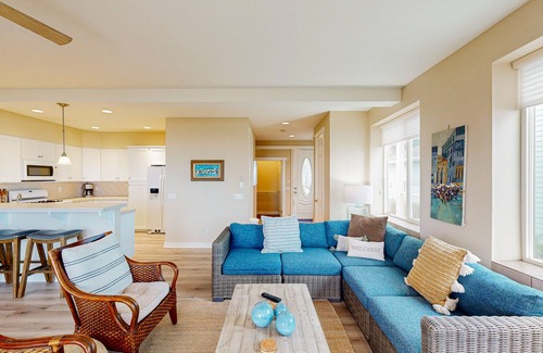Gold Beach House | Modern oceanfront home with private hot tub, patio, & gas fireplace