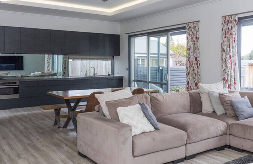 Methven House | Modern on McMillan | Central, WiFi, Smart TV