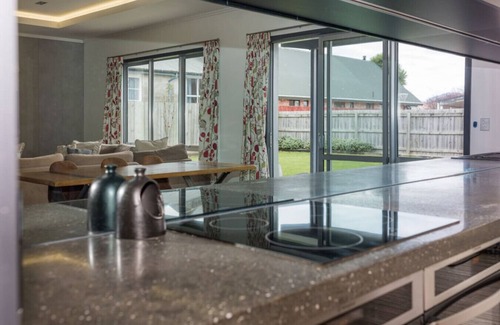 Methven House | Modern on McMillan | Central, WiFi, Smart TV