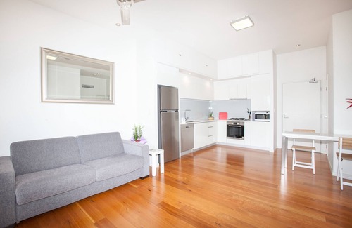 Hawthorne Apartment | Modern One Bedroom on Top Floor, Parking and Wifi-Walk to Ferry, Shops and Cafes