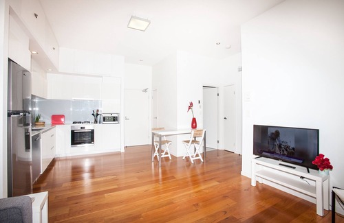 Hawthorne Apartment | Modern One Bedroom on Top Floor, Parking and Wifi-Walk to Ferry, Shops and Cafes