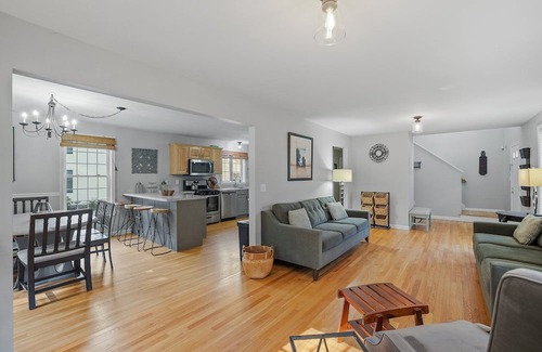 Manchester House | Modern Open Concept Colonial 2500sq Ft 4 Bed 2.5 Bath