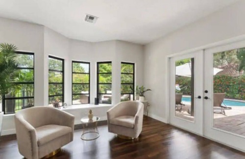 South Gate Ridge House | Modern, open floor plan convenient to everything