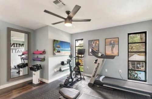 South Gate Ridge House | Modern, open floor plan convenient to everything