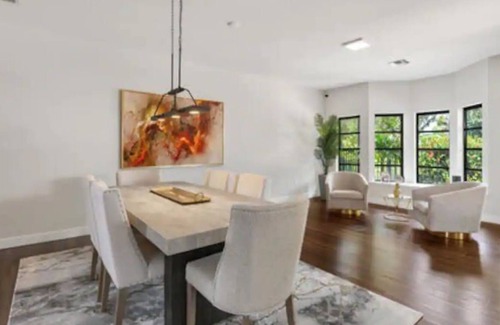 South Gate Ridge House | Modern, open floor plan convenient to everything