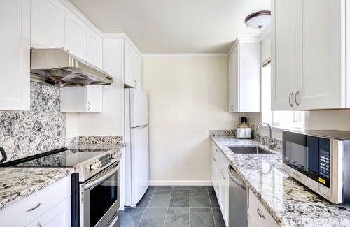 University South Apartment | Modern Palo Alto 2BR w/W/D & Garden, near FB & Google, by Blueground