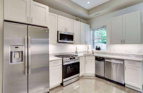 U Street Corridor House | Modern - Parking - Metro 1/2 blk 99 Walk score Minutes to Capital, Museums and National Mall